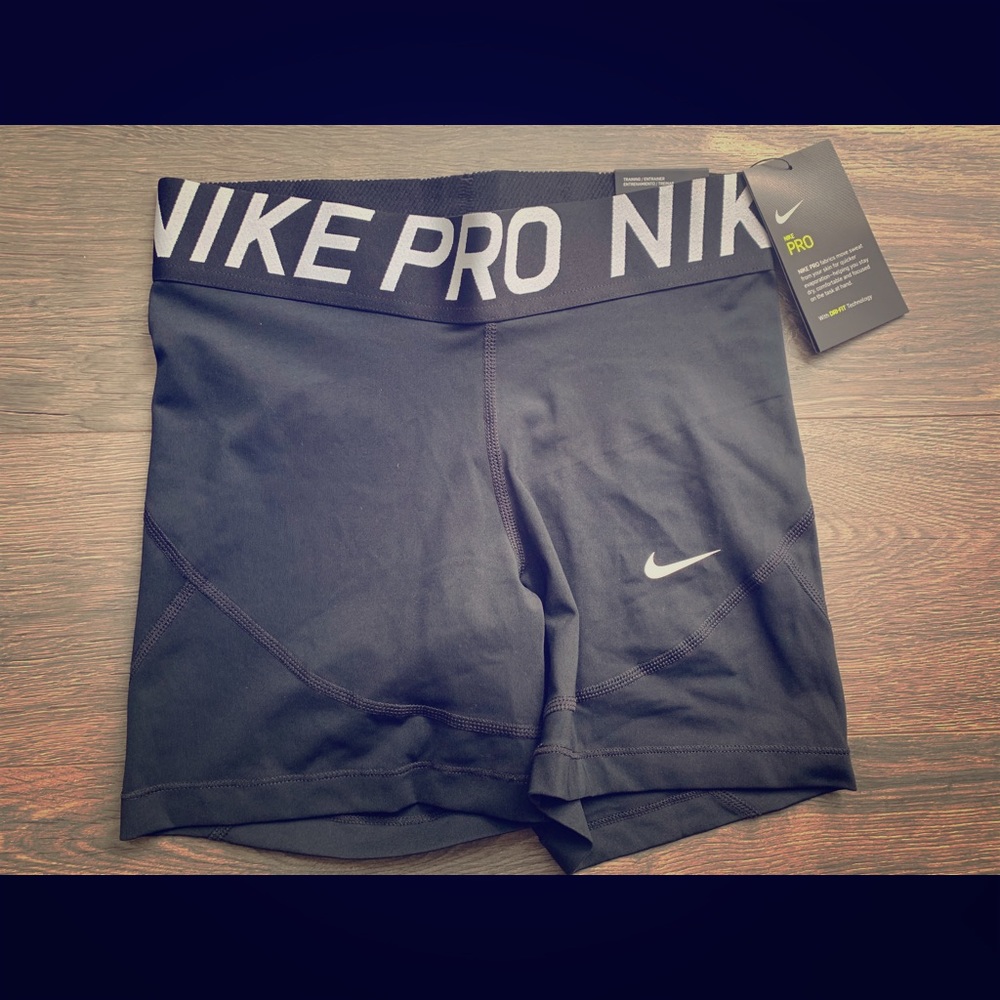 Women’s NWT Nike pro shorts 5”